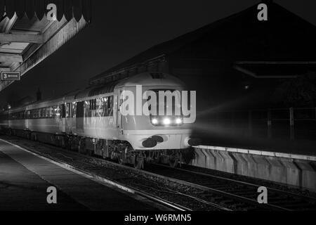 Prototype de train à grande vitesse dans la nuit Banque D'Images