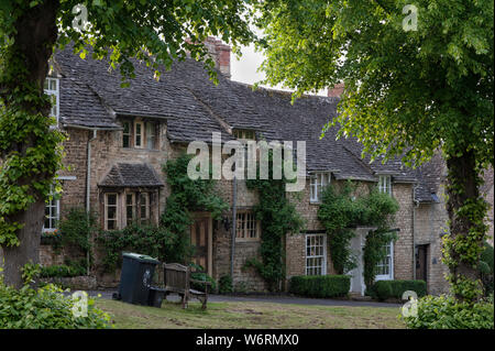 Cotswold pittoresques cottages en pierre romantique sur la colline, dans le charmant village de Burford, Cotswolds, Oxfordshire, Angleterre Banque D'Images