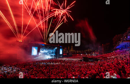 Dresde, Allemagne. 09Th Aug 2019. À la fin de l'ouverture du concert 'Kaiser Mania 2019' par la chanteuse pop Roland Kaiser, Fireworks prendre le ciel en coulisses pendant le film nuits sur les rives de l'Elbe. Sur 02. et 03. Août ainsi que sur 09. et 10. August Kaiser effectue à Dresde comme chaque année à l'exposition 'Kaiser Mania". Crédit : Robert Michael/dpa-Zentralbild/dpa/Alamy Live News Banque D'Images