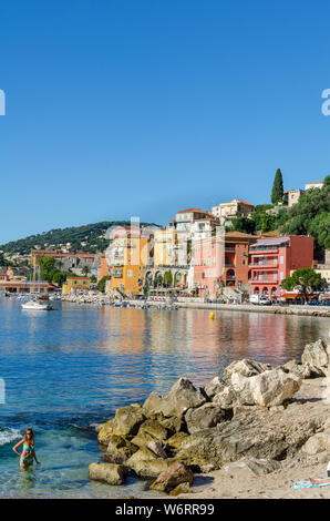 La ville médiévale de Villefranche, Côte d'Azur, France, reflétée dans la Méditerranée comme vu de la plage Banque D'Images