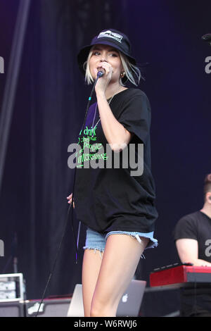 DARLINGTON, en Angleterre, 2 août Nina Nesbitt en prestation au Darlington Arena, Darlington, Durham County le vendredi 2 août 2019. (Crédit : Mark Fletcher | MI News) Banque D'Images