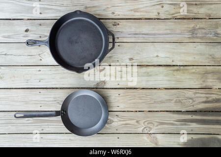 Batterie de cuisine en fonte avec bataille vs vs en téflon poêle en acier au carbone - options de cuisson casserole vide vide place pour le texte ou copiez l'espace sur la droite. V traditionnel Banque D'Images