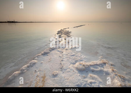 La cristallisation du sel causé par l'évaporation de l'eau, la Mer Morte, Israël. Banque D'Images