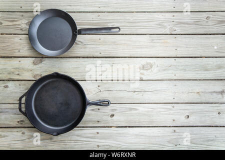 Batterie de cuisine en fonte avec bataille vs vs en téflon poêle en acier au carbone - options de cuisson casserole vide vide place pour le texte ou copiez l'espace sur la droite. V traditionnel Banque D'Images