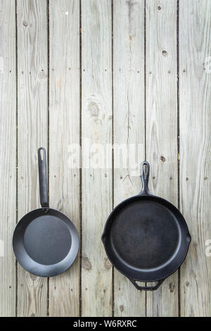Vs en acier au carbone ou en fonte casseroles et poêlons en téflon blanc - salle vide pour le texte ou l'espace de copie sur le dessus. Bataille de cuisine comparer comparaison healt Banque D'Images
