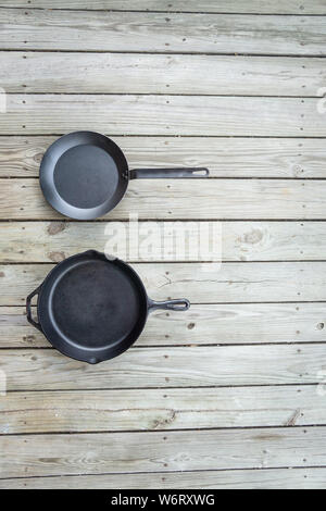 Batterie de cuisine en fonte avec bataille vs vs en téflon poêle en acier au carbone - options de cuisson casserole vide vide place pour le texte ou copiez l'espace sur la droite. V traditionnel Banque D'Images