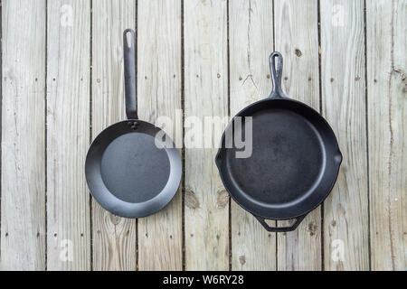 Fonte traditionnelle contre l'acier au carbone par rapport aux options de cuisson en téflon blanc - salle vide pour le texte ou copiez l'espace. Deux pièces cuisine - cuisine cuisinière à Banque D'Images