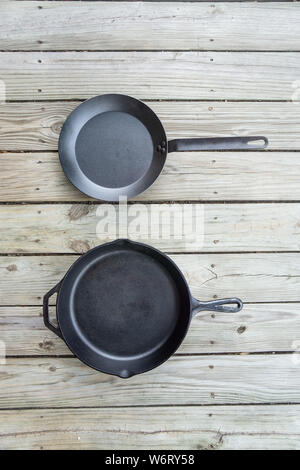Fonte traditionnelle contre l'acier au carbone par rapport aux options de cuisson en téflon blanc - salle vide pour le texte ou copiez l'espace. Deux pièces cuisine - cuisine cuisinière à Banque D'Images