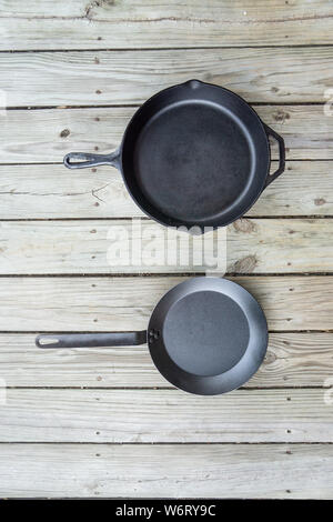 Fonte traditionnelle contre l'acier au carbone par rapport aux options de cuisson en téflon blanc - salle vide pour le texte ou copiez l'espace. Deux pièces cuisine - cuisine cuisinière à Banque D'Images