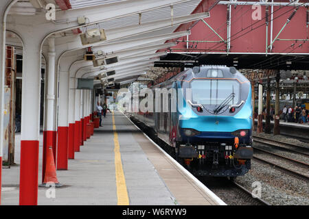 Class 68 loco diesel-électrique, 68026, à l'arrière du râteau de nouvelle marque 5A les entraîneurs dans TransPennine Express livery à Crewe railway station le 30 juillet 2019 Banque D'Images