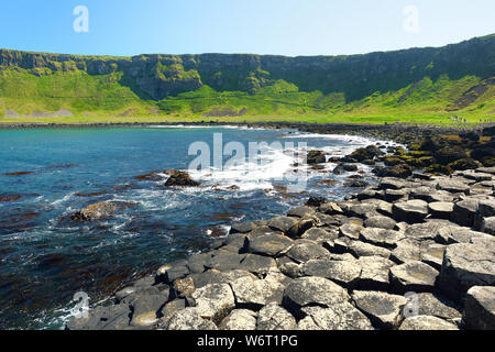 Chaussée des Géants, une zone de pierres de basalte hexagonal, créé par d'anciennes fissures volcaniques éruption, comté d'Antrim, en Irlande du Nord. Célèbre att Banque D'Images