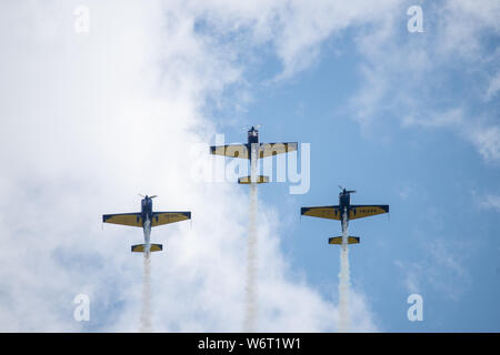 Trois avions dans le ciel à l'intérieur de nuages d'effectuer des acrobaties au cours d'un spectacle aérien Banque D'Images