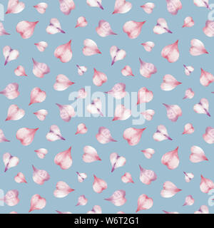 Aquarelle romantique sans couture en forme de coeur de pétales de fleurs rose isolé sur fond bleu clair. Banque D'Images
