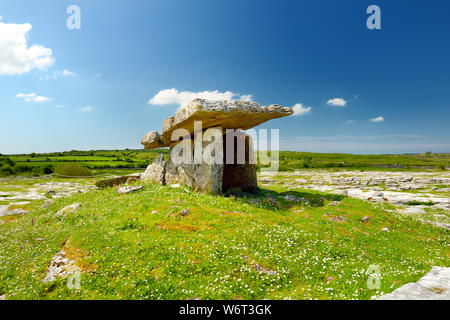 Dolmen de Poulnabrone, un portail tombe néolithique, attraction touristique populaire situé dans le Burren, comté de Clare, Irlande Banque D'Images