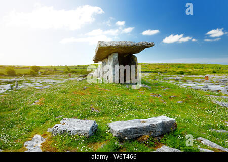 Dolmen de Poulnabrone, un portail tombe néolithique, attraction touristique populaire situé dans le Burren, comté de Clare, Irlande Banque D'Images