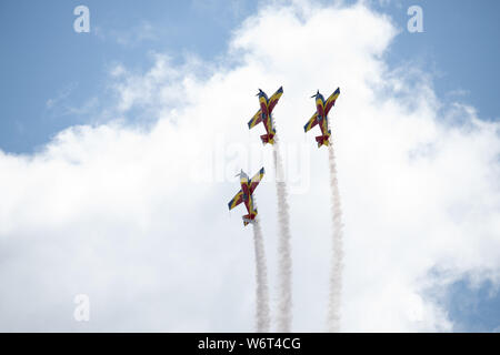 Trois avions dans le ciel à l'intérieur de nuages d'effectuer des acrobaties au cours d'un spectacle aérien à l'aéroport de Kogalniceanu romanian Banque D'Images