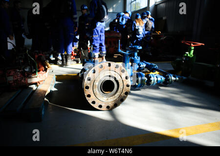 Profondeur de champ libre avec fer à repasser équipements industriels utilisés dans l'industrie du forage de pétrole et de gaz sur le sol d'un atelier Banque D'Images