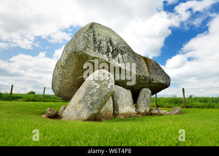 Le Brownshill Dolmen, officiellement connu comme Kernanstown Cromlech, un magnifique granit mégalithique capstone, pesant environ 103 tonnes, situé dans des pays Banque D'Images