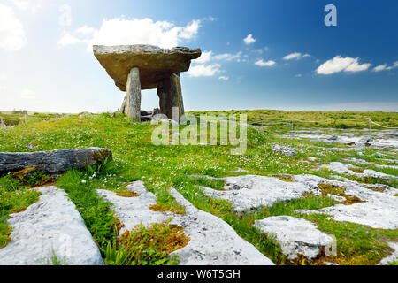 Dolmen de Poulnabrone, un portail tombe néolithique, attraction touristique populaire situé dans le Burren, comté de Clare, Irlande Banque D'Images