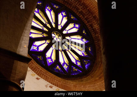 Un vitrail rond dans le "Santa Maria del Carmine' (l'église Sainte Marie du Carmel) à Pavie. Banque D'Images