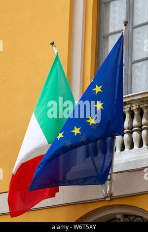 L'italien et l'Union européenne drapeaux de l'ensemble. Banque D'Images