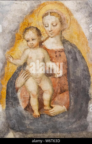 Une fresque de la Vierge Marie avec l'Enfant Jésus dans le "Santa Maria del Carmine' (l'église Sainte Marie du Carmel) à Pavie. Banque D'Images