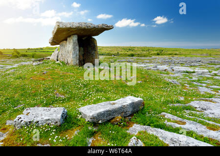 Dolmen de Poulnabrone, un portail tombe néolithique, attraction touristique populaire situé dans le Burren, comté de Clare, Irlande Banque D'Images