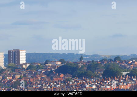 La vue de la piste à l'aéroport de Leeds Bradford à partir d'une plate-forme de travail à pied 125 Armley qui est de 5 800 mètres. Banque D'Images