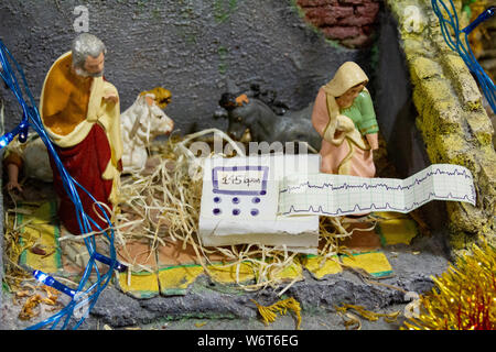 Crèche de Noël pendant l'Avent avec cardiotocograph/monitorage électronique du foetus (EFM) au lieu de l'Enfant Jésus. Banque D'Images