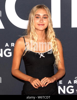 Los Angeles, CA - août 01, 2019 : Emily Skinner assiste à la première de 'l'Art de la course sous la pluie' tenue à El Capitan Theatre Banque D'Images