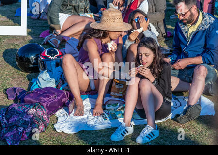 Aux personnes bénéficiant d'une chaude soirée d'été dans un parc public à Porto, Portugal Banque D'Images