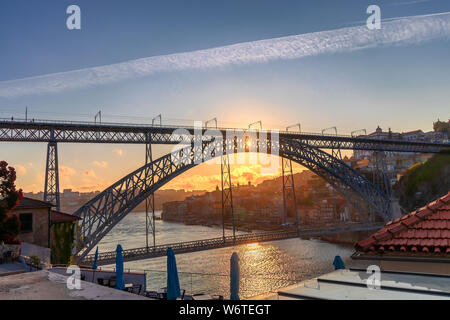 Belle vue de Pont Dom Luis I à Porto au coucher du soleil Banque D'Images