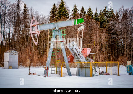 Les mines et les carrières. Installations pour l'extraction de pétrole des entrailles de la Terre. Pumpjack est l'Overground drive pour un échanger pisto Banque D'Images