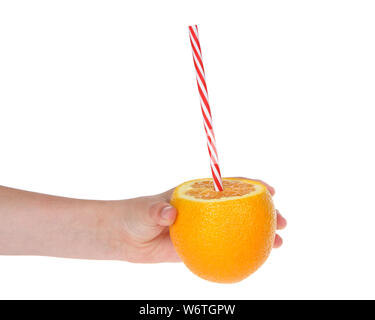 Young caucasian hand holding a fresh orange Navel, haut coupé, ré-utilisable à l'intérieur de la paille il isolé sur blanc. Concept fraîcheur du jus d'orange. Banque D'Images