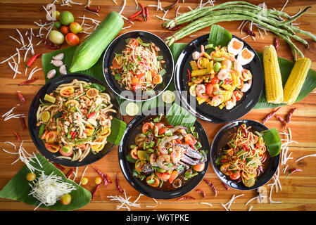 Salade de papaye servi sur table à manger / Salade de papaye verte spicy thai food sur la plaque avec le maïs légumes frais herbes et épices fruits de mer Crabe Crevettes nood Banque D'Images