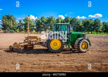 Mise à niveau dans le domaine des tracteurs. Banque D'Images