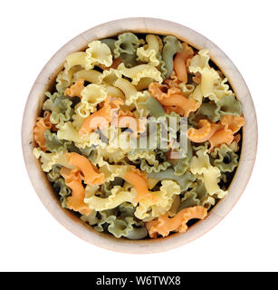Pâtes colorées campanelle au bol en bois isolé sur blanc Banque D'Images