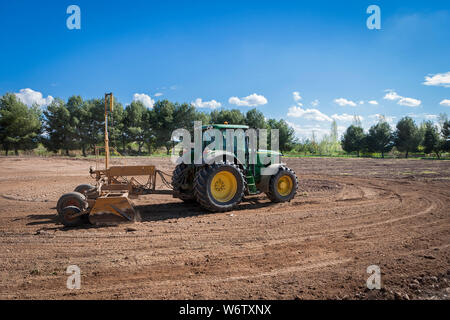 Mise à niveau dans le domaine des tracteurs. Banque D'Images