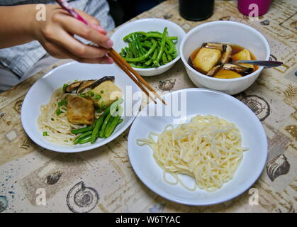 De style japonais, les nouilles Udon soupe trempette avec les haricots verts, les champignons et le tofu. Banque D'Images