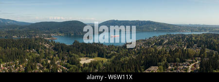 Vue panoramique aérienne du quartier résidentiel de Deep Cove au cours d'une journée ensoleillée. Situé à North Vancouver, Colombie-Britannique, Canada. Banque D'Images