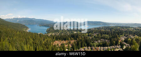 Vue panoramique aérienne du quartier résidentiel de Deep Cove au cours d'une journée ensoleillée. Situé à North Vancouver, Colombie-Britannique, Canada. Banque D'Images