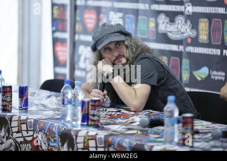 Kustrin, Pologne. 09Th Aug 2019. Les gens célébrant à la Pol et Rock Festival à Küstrin. Le Pol'et'Rock est l'ex-arrêter (Festival de Woodstock Woodstock Willa Arte). L'rock festival a lieu chaque année au début du mois d'août dans le Polonais Kostrzyn nad Odra (Küstrin sur l'Oder). Il a la devise 'l'amour, l'amitié et la musique' et a eu lieu régulièrement depuis 1995. Credit : Simone Kuhlmey/Pacific Press/Alamy Live News Banque D'Images