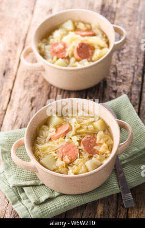 Des pommes de terre, choux et saucisses ragoût dans des bols (Selective Focus, mise au point au milieu du premier plat) Banque D'Images