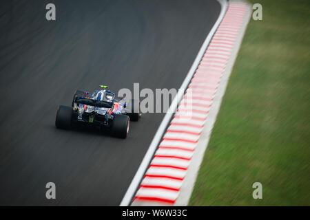 La Scuderia Toro Rosso pilote thaïlandais Alexander Albon fait concurrence au cours de la première session de la pratique de l'Hungarian Grand Prix de F1. Banque D'Images