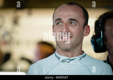 ROKiT Williams Racing's Polonais Robert Kubica sourit dans le garage pendant la deuxième session de la pratique de l'Hungarian Grand Prix de F1. Banque D'Images