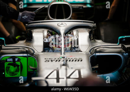 Mercedes AMG Petronas F1 Team pilote britannique Lewis Hamilton sièges de sa voiture au cours de la deuxième session d'essais de l'Hungarian Grand Prix de F1. Banque D'Images