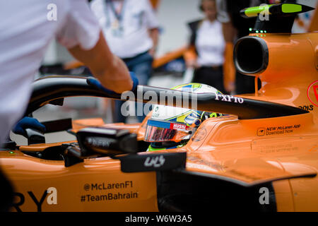 McLaren F1 Team pilote britannique Lando Norris retourne à la voie des stands au cours de la deuxième session d'essais de l'Hungarian Grand Prix de F1. Banque D'Images