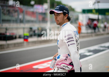 SportPesa Point course F1 Team pilote mexicain Sergio Perez promenades sur la voie des stands au cours de la deuxième session d'essais de l'Hungarian Grand Prix de F1. Banque D'Images