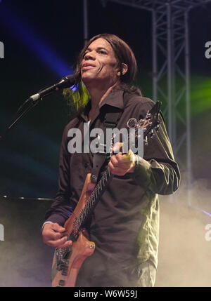 Wickham, UK. 09Th Aug 2019. Reno Jazz Festival award winner Stanley Jordan, jazz fusion américain chanteur auteur-compositeur guitariste et pianiste, il se produit sur scène à Wickham festival le jour 2 de Wickham, Hampshire. Credit : SOPA/Alamy Images Limited Live News Banque D'Images