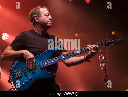 Wickham, UK. 09Th Aug 2019. Raymond Mark King, bassiste et chanteur de jazz funk Anglais Niveau 42, qui avait un certain nombre de hits dans le monde entier dans les années 1980 et 1990, joue sur la scène pendant 2 jours au Festival de Wickham dans le Hampshire. Credit : SOPA/Alamy Images Limited Live News Banque D'Images